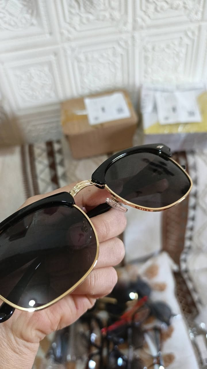 ١٢ نضاره شلعه من ضمنهم ثنين ماركه . ١٥الف مع التوصيل


**إذا كنت صاحب هذا الإعلان وتريد حذفه لأي سبب، رجاءا أرسل رسالة إلى الدعم الفني**