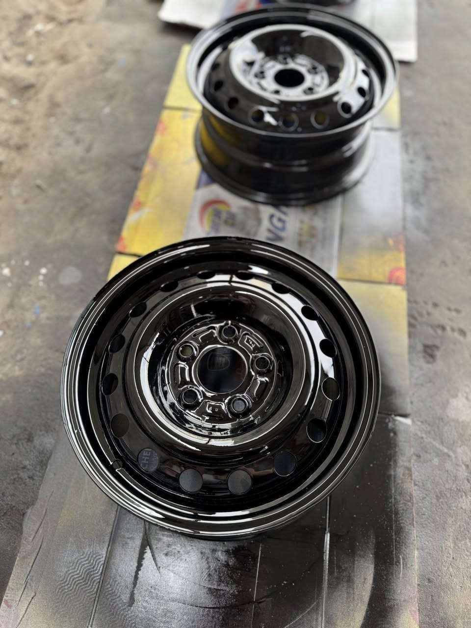 سلام عليكم تخم ويل 15مصبوغ حراري وحاهز جيب وشد شرط الفحص لاعوج ولاتعديل  السعر 120وبيها مجال بسيط مكاني بصره ***********
