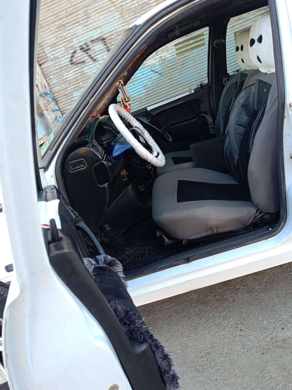 صلي على محمد والي محمد
#السعر46_بي_مجال_قليل 
فكترا حجم18موديل91محدثه93كابون بانزين
سنويه جديده عضم شرط التحويل فقط
مكينه وكير شرط شرط عالفحص 
طخم خلفي امامي كلو جديد 
طخم تاير جديد+ستيرن بور
طخم ويلكب مصطره 
نضام اي بي اس 
سستم سماعات جديد
تنته سلايت 
باتري جديد 
كهربايات كلها شرط مايعوزها اي شي 
فقط مصلح دواير دوسات 
سياره بلاصبغ شرط شرط عالفحص
مكان موصل الأيمن ***********
***********
