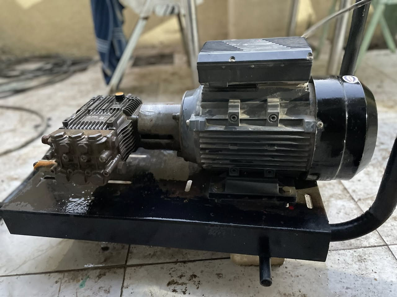 للبيع ضاغطه إيطالي ***********
