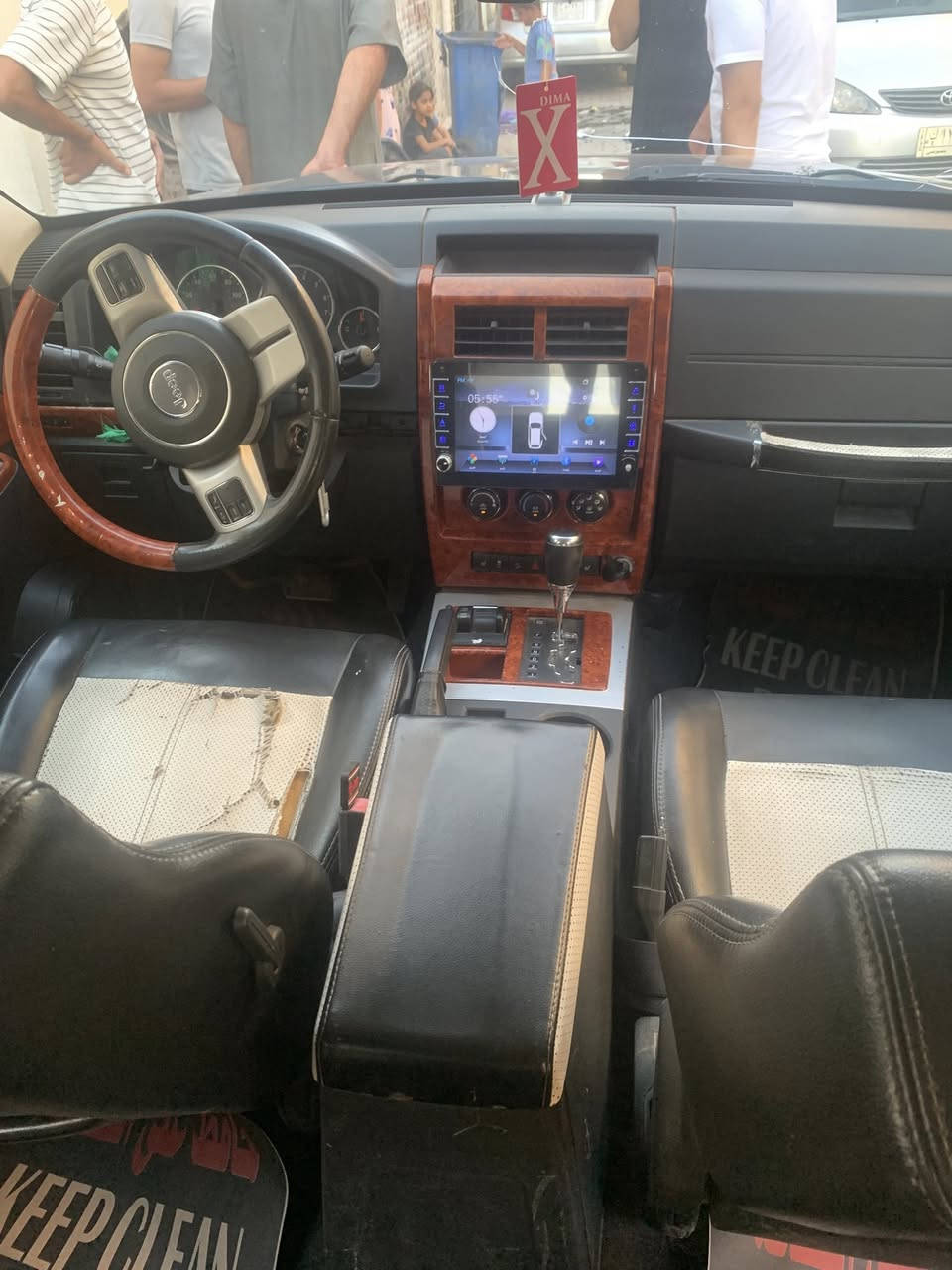 سيارة جيب لبرتي موديل ٢٠١٢ بغداد رقم دولي ،، لون نيلي كما موضح في الصور
محرك ٣٧٠٠ تحكم ستيرن امامي خلفي سنوية باسمي 

#السعر  100$ بيها مجال حق الجية 
للاستفسار اكثر الاتصال على الرقم 
***********
