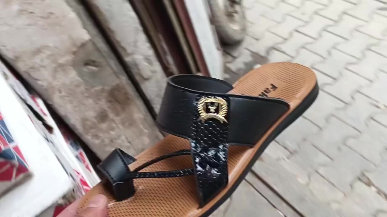 شحاطه رجالي
الكارتون 12 قطعه 
وزن خفيف 
2 موديل 
كل موديل 3 الوان 
سعر القطعه 3 ونص 
بيع كل الكميه 
35 كارتون 
واتساب ☎️ 
***********
