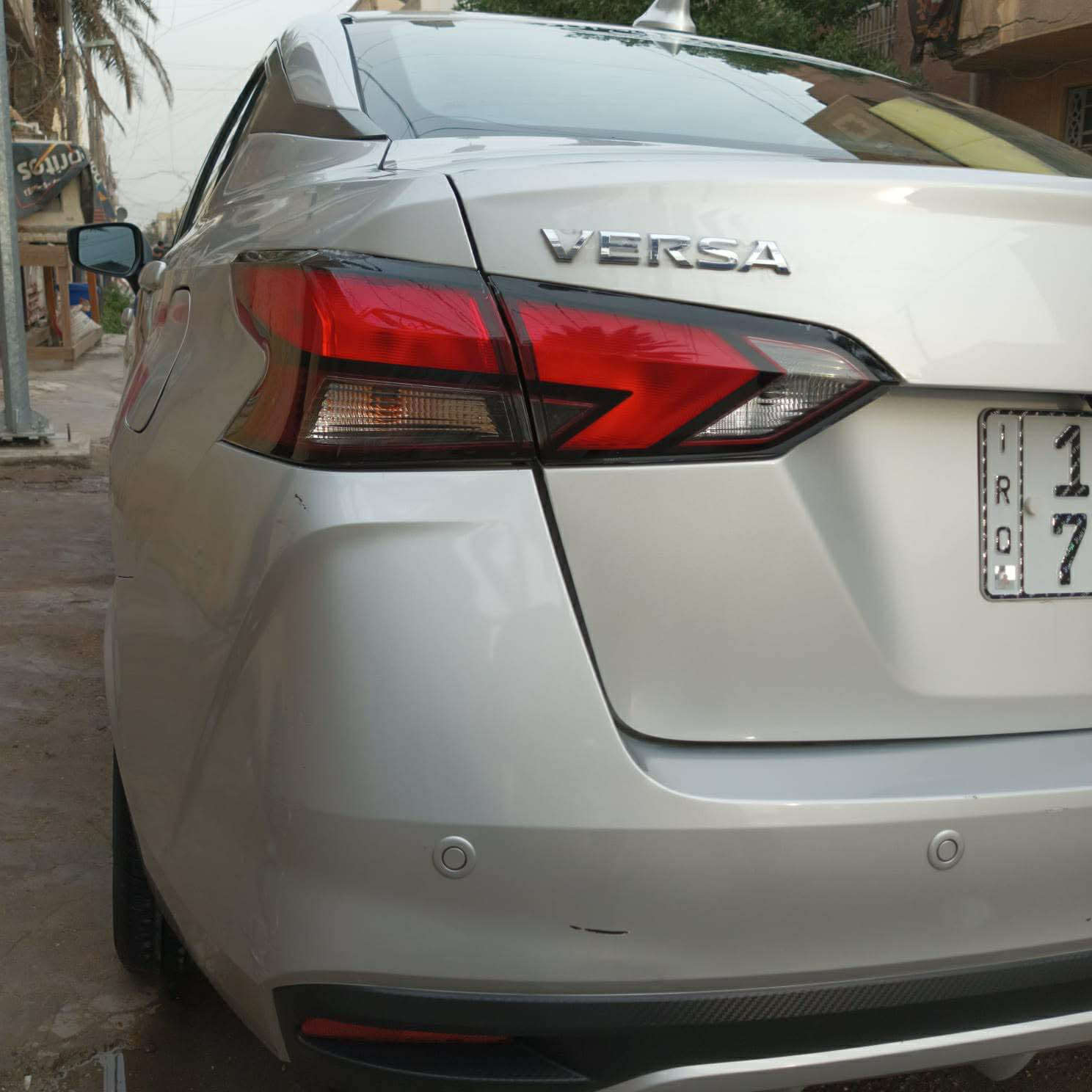 نيسان فيرسا موديل ٢٣
للبيع او المراوس 

المحرك: 4 سلندر
 • السعة: 1.6 لتر
 • القوة: حوالي 118–122 حصان  ￼
 • العزم: تقريبًا 154 نيوتن متر
 • ناقل الحركة
 • أوتوماتيك CVT
فئة SV

شاشة 8 إنش
 • Apple CarPlay + Android Auto
 • تشغيل بصمة
 • مقاعد قماش
 • شاحن لاسلكي 

تجي بنظام Safety Shield 360 ويشمل:
 • فرامل طوارئ أوتوماتيك
 • تحذير مغادرة المسار
 • رادار النقطة العمياء
 • تنبيه حركة خلفية
 • مساعد الضوء العالي  ￼

للاستفسار اكثر الاتصال *********** بغداد, العراق
