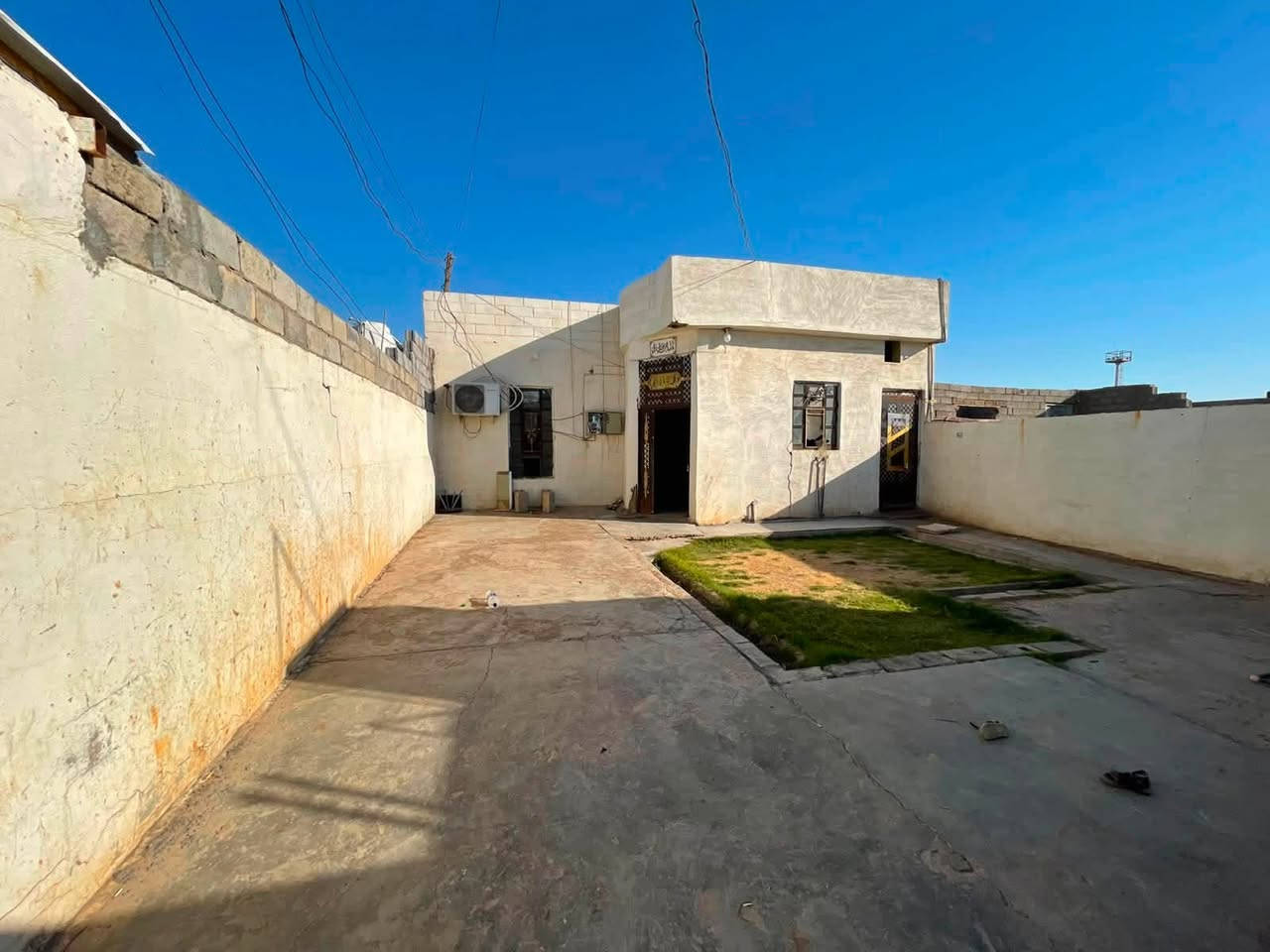 بيت للبيع ٢٥٠ م  مفوض للطابو مرقم بلديه شارع ٢٠ م بناء بلوك ٢٠١٨ طابق واحد  غرفتين وصاله وستقبال ومطبخ وترك وصحيات خارج وداخل 
الموقع حي الزيتون خلف العلوه الجديده  
اللبيع فقط نقد لا مراوس ولا اقساط 
السعر ٤٠ وبي مجال بسيط 
مكتب كريم العبيدي 
للاستفسار 
***********
