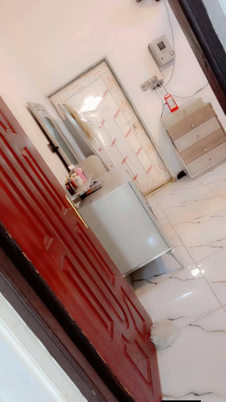 بيت للبيع طابو زراعي  200 م  حولي الجامعة خلف حسينية سفينة النجاة يتكون من غرفتين+صالة+استقبال+مطبخ+صحيات داخلية وخارجية.للاستفسار الاتصال على الرقم ***********
