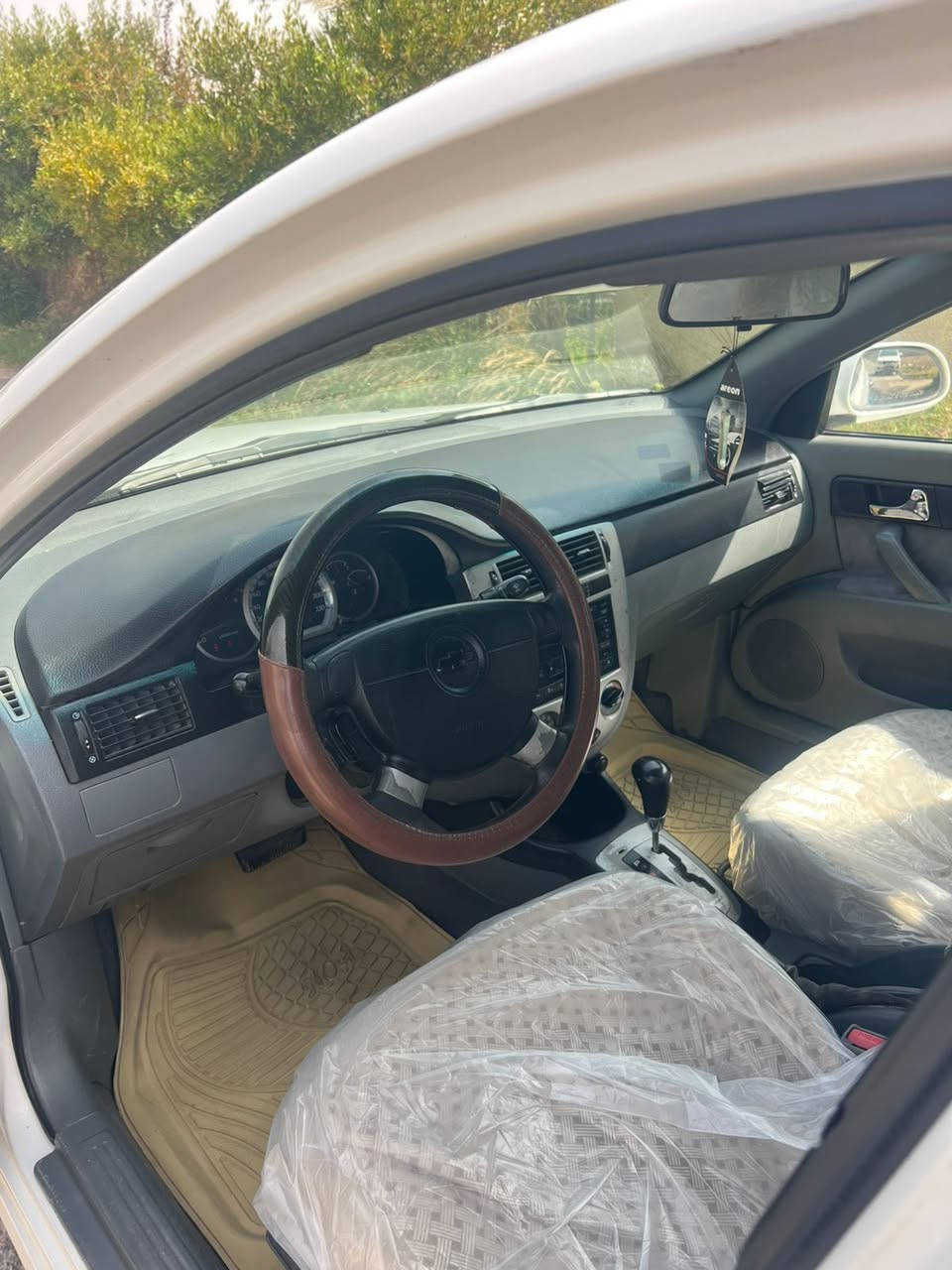 السلام عليكم اوبترا 2008 لون ابيض رقم بغداد انكليزي هزه ورقم جديد بسمي تحويل ثاني يوم 
كير اوتوماتيك ✅
محرك 1600 خير من الله ✅
تبريد ثلج ✅
صدر امامي خلفي جديد ✅
ويلكب ✅
تخم تايرات قبل كم يوم شديتهن جدد ✅
كهربائيات كلهن شغاله ✅
بيها صبغ تقريباً 4 قطع عله نص نص اثر طخطخات خفيفه كفاله عامه من الدواخل والشواصي والغود الصبغ الي بيها اثر طخات خفيفه فقطط 
السياره خير من الله وجديده كلش وبعد احله من الصور كامله من كلشي كهربائيات وميكانيكيات برغي مابيها نقص كبل للشارع مبدللها صدر امامي خلفي جديد وتايرات جدد ترايها مال زيرو السعر 68 وبيها مجال قليل العنوان بغداد قرب مرور التاجيات 
***********
