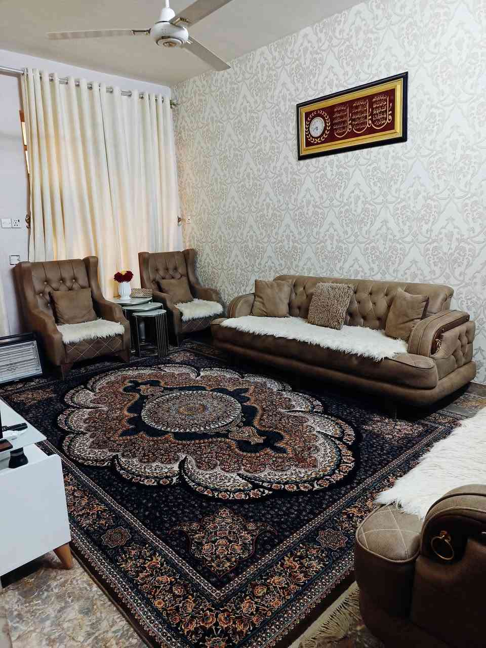 السلام عليكم
البيت للبيع مساحته 100 واجهة 5 نزال 20
يحتوي على كراج صالة حولي مطبخ بارد ومطبخ حار غرفتين نوم وصحيات 2 البيت نضيف جدا ارضيه مرمر والحولي والمطبخ سيراميك الطابق الثاني بورسلين 🎀🎀 منطقة الالفين 
رقم صاحب البيت ***********8
