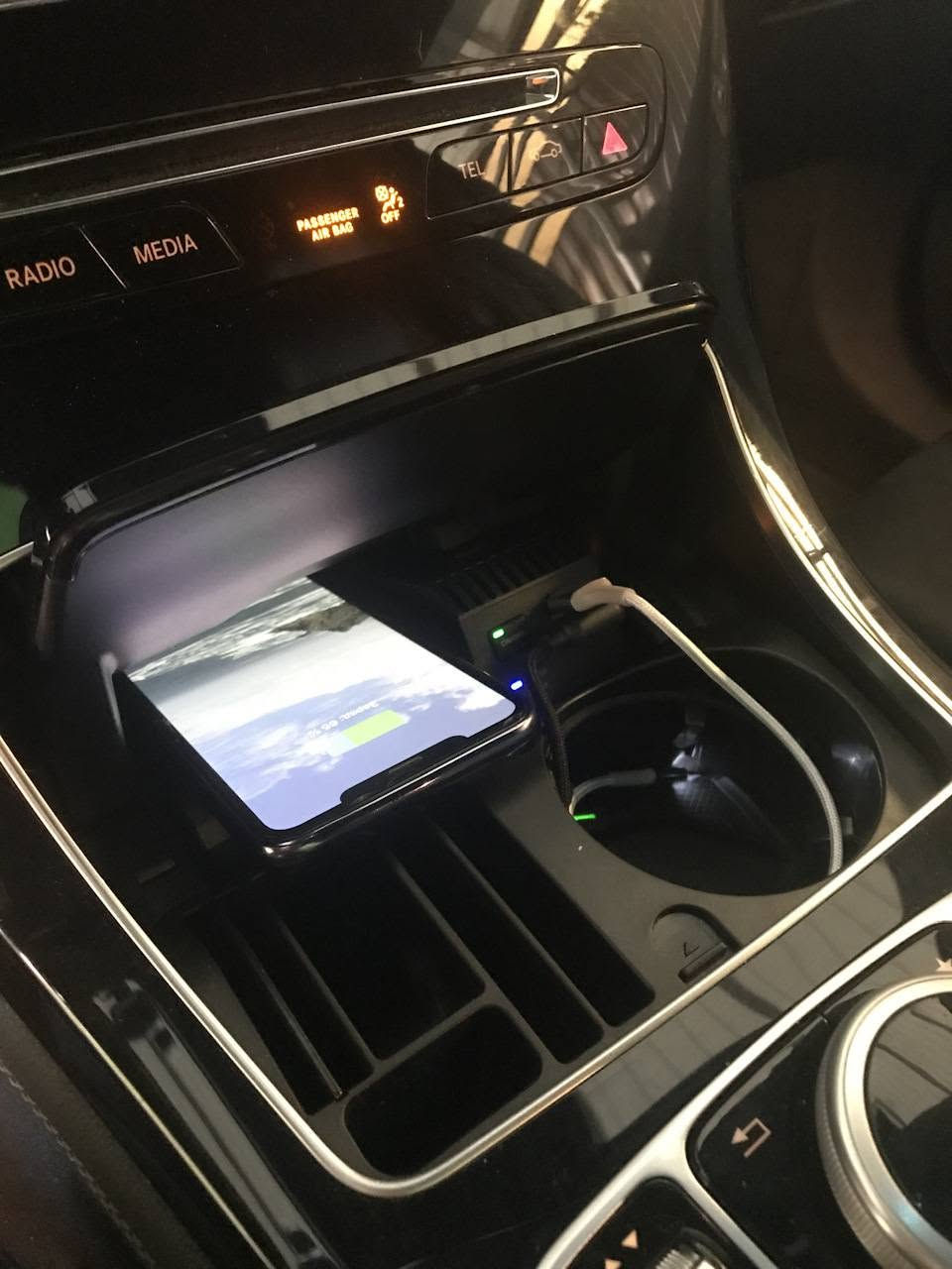 شاحن لاسلكي مدمج لسيارات مرسيدس (Sighill Dock C63) ⚡
​جدّد مقصورة سيارتك مع شاحن Sighill اللاسلكي المخصص لسيارات مرسيدس-بنز. تصميم أنيق يُركب داخل الكونسول الوسطي بدقة عالية وكأنه قطعة أصلية من الشركة!
​🌟 المميزات الأساسية:
​تركيب سريع وسهل: يُركّب خلال ثوانٍ معدودة بدون أي تعديل أو قطع في الأسلاك.
​شحن لاسلكي سريع (Qi): يدعم الشحن اللاسلكي السريع للهواتف الذكية (حتى مع وجود الكفرات الخفيفة).
​منافذ شحن سلكية إضافية: يحتوي على منفذين (USB-C بقدرة 18W PD + USB-A) لشحن جهازين إضافيين بسرعة.
​نظام تبريد ذكي (Twin Airway): مجهز بنظام تبريد مزدوج لحماية الهاتف من ارتفاع الحرارة أثناء الشحن.
​أمان متكامل: مزود بمؤشرات LED وميزة الكشف عن الأجسام الغريبة لحماية الهاتف والبطارية.
​🚘 الموديلات المتوافقة:
​مرسيدس C-Class: فئات (W205 / C205 / A205 / S205) وتشمل (C180, C200, C260, C300) بالإضافة لفئات AMG (C43 / C63 / C63 S).
​مرسيدس GLC & GLC Coupé: فئات (X253 / C253) وتشمل (GLC 200, GLC 260, GLC 300) بالإضافة لفئات AMG (GLC 43 / GLC 63 / GLC 63 S).
​💰 السعر: 75 ألف دينار
🚚 التوصيل: متوفر لجميع المحافظات
​📞 للطلب والاستفسار يرجى التواصل على الأرقام التالية:
​***********
​***********
