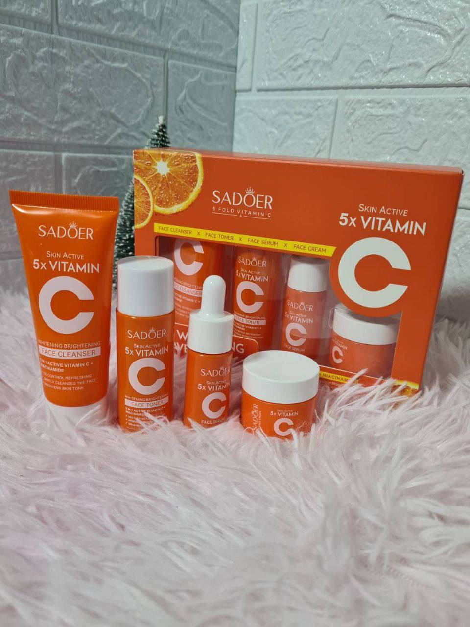 ✨مجموعة فيتامين سي 5x من Sadoer هي مجموعة عناية بالبشرة من 4 قطع بتركيبة مركّزة من فيتامين C ونياسيناميد. مصممة لتفتيح البشرة وترطيبها وتوحيد لونها.وتنظيف فعال للمسام  تحتوي المجموعة على منظف للوجه، تونر للوجه، سيروم للوجه، وكريم للوجه. 🍊

✅الفوائد الرئيسية :-
✔️ غنية بـ 5 أضعاف مستخلص فيتامين سي، وتحتوي أيضًا على النياسيناميد وحمض الهيالورونيك.
✔️ تساعد على تفتيح البشرة الباهتة وتقليل ظهور البقع الداكنة وتغير اللون.
✔️ يعمل فيتامين C كمضاد قوي للأكسدة، حيث يحمي خلايا البشرة من التلف الذي تسببه الجذور الحرة والعوامل البيئية الضارة مثل التلوث وأشعة الشمس.
✔️ يساعد فيتامين C على تحفيز إنتاج الكولاجين الطبيعي في البشرة، مما يحسن مرونتها ويقلل من ظهور الخطوط الدقيقة والتجاعيد، ويمنحكِ مظهرًا أكثر شبابًا.
✔️ المزيج مع النياسيناميد يساعد على تقليل مظهر المسام المتضخمة ويوحد لون البشرة، مما يؤدي إلى بشرة أكثر صفاءً وتوازنًا.
✔️ تم تصميم المنتجات خصيصًا للمساعدة في التخلص من بقع الشمس والتصبغات والبقع العمرية، مما يمنح البشرة إشراقة صحية ومتوهجة.
✔️ المكونات الإضافية مثل حمض الهيالورونيك والجلسرين تحبس الرطوبة بعمق، مما يجعل البشرة ناعمة وملساء ونضرة لفترة طويلة.
#الاصلي 💯
السعر 15 الاف
🚘يوجد خدمة توصيل لجميع محافظات العراق 4 🚘


**إذا كنت صاحب هذا الإعلان وتريد حذفه لأي سبب، رجاءا أرسل رسالة إلى الدعم الفني**