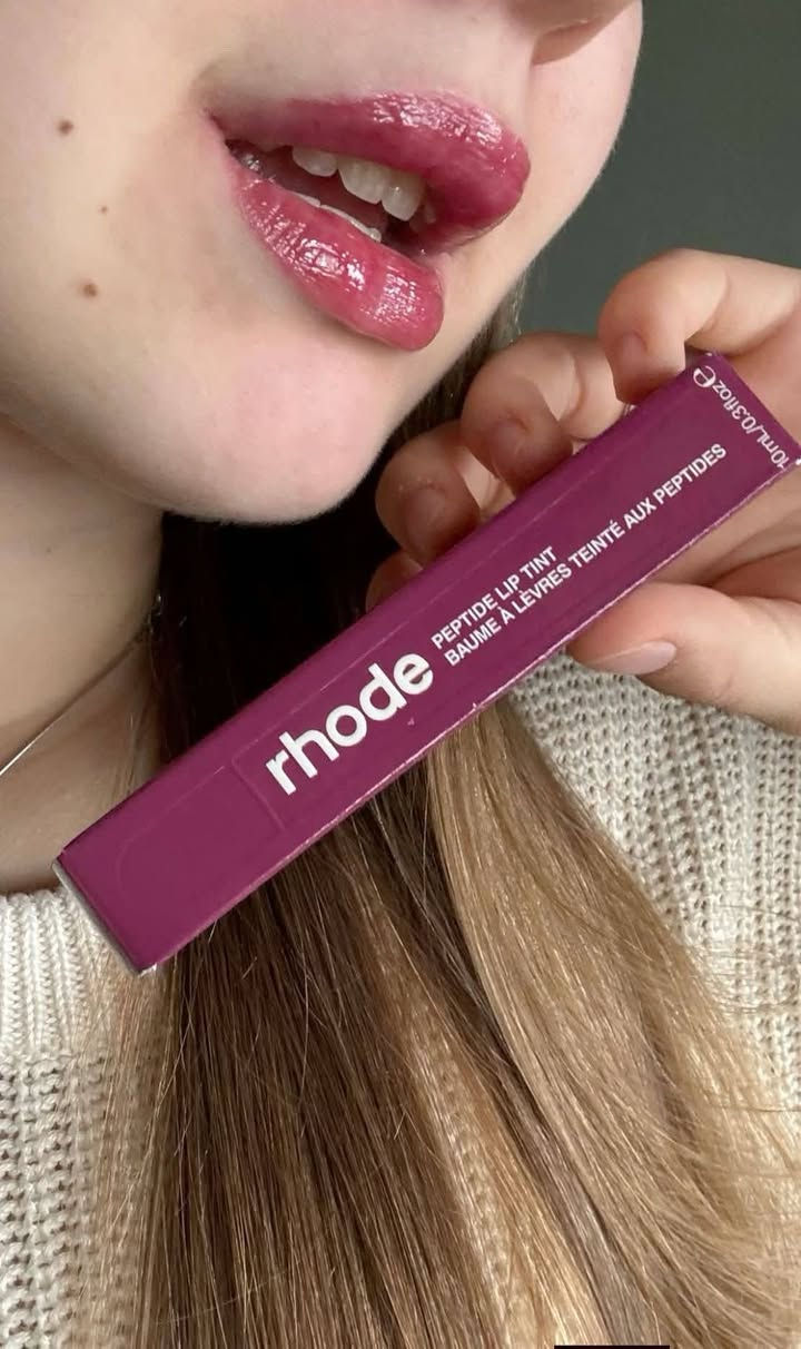 توفر بكج احمر شفاه من Rhode
مكوناتها💄
الببتيدات (Peptides): تساعد على ترطيب الشفاه وتحسين مظهرها.🫦
زبدة الشيا (Shea Butter): تغذي الشفاه وتقلل الجفاف.👄
زيت البابونج أو زيت البذور النباتية: يمنح نعومة وراحة للشفاه.💋
Cupuaçu Butter (زبدة الكوبواسو): مرطب طبيعي يساعد على الاحتفاظ بالرطوبة.
Babassu Oil (زيت الباباسو): يغذي الشفاه ويمنحها ملمساً ناعماً.
ملونات تجميلية آمنة: لإعطاء اللون الوردي أو البني أو التوتي حسب الدرجة.💌
البكج يحتوي على اربع 💄 💄 💄 💄 قطع 

سعر البكج ١٥ الف فقط 🤩🫣
#اشارة


**إذا كنت صاحب هذا الإعلان وتريد حذفه لأي سبب، رجاءا أرسل رسالة إلى الدعم الفني**