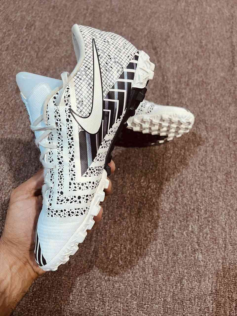 تحفه شررط تحفه
نايك ميوركال 
اصلي باله
قياس44
نضافه1/1 
اولئ شرط 
فول طبي 
السعر خاص 
توصيل موجود 
واتساب متوفر 
***********
