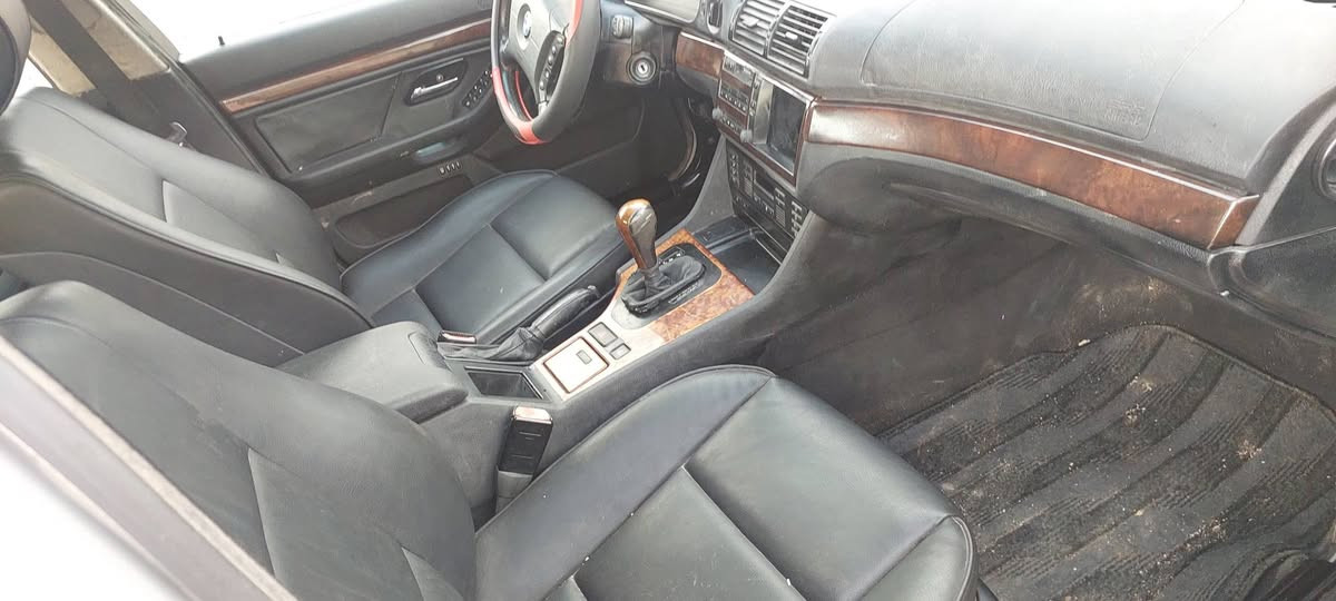 بي أم ٥٢٨ صقر كير محرك جديد دواخل جديده السعر ٧٥ اتصال ***********
