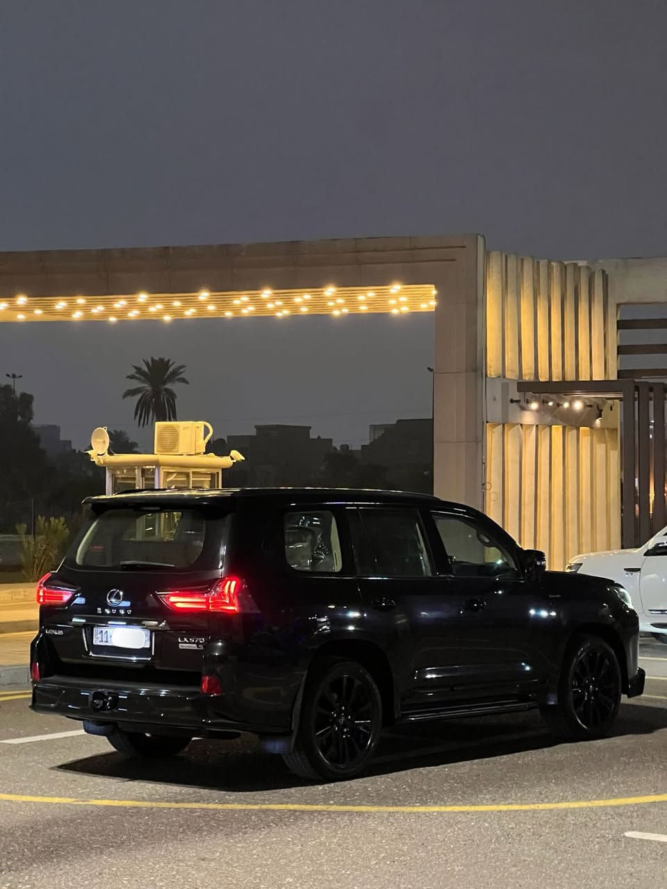 السلام عليكم
لكزز 2019 كورو رقم بغداد 
مواصفات الكورو معروفة 
سياره مكفوله كفاله عامة من صبغ 
والبارد والتبديل 
مغلفه BBF
سعر 75000 $ وبيه مجال
الاستفسار ***********
مكان سيارة بغداد / الكريعات
