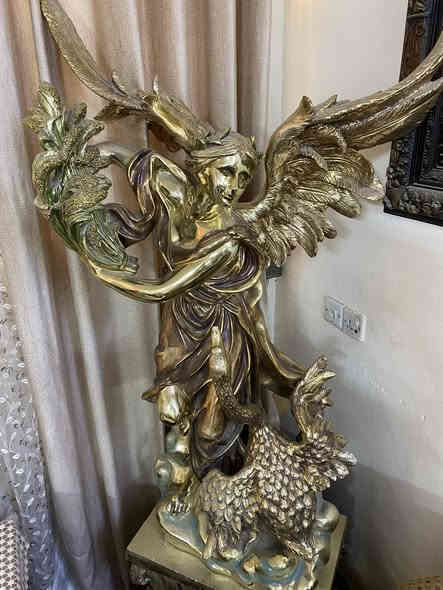 سلام عليكم تمثال للبيع ارتفاع مترتين بي ثلاث قطع يمكن فصلها لونه ذهبي وجديد السعر 200 وبي مجال للاستفسار *********** العنوان بغداد
