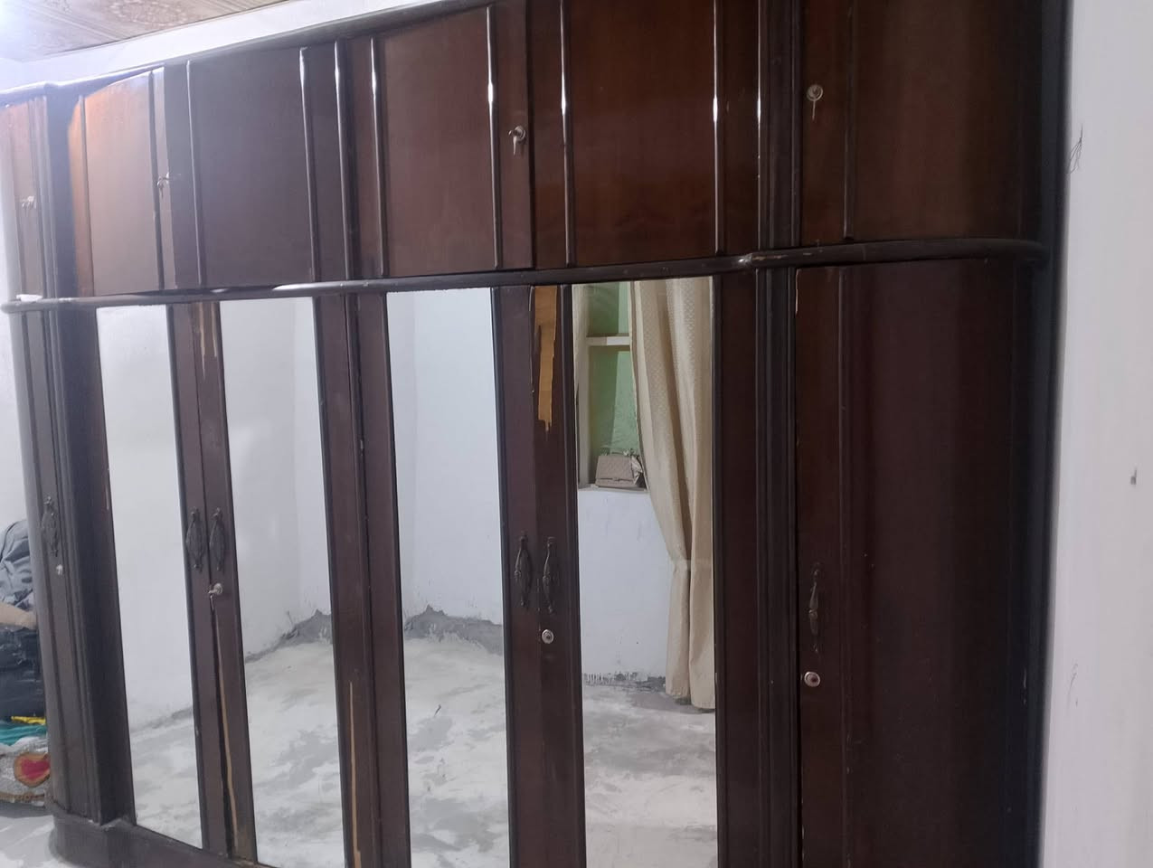 غرفه لببيع للسعر 250  مكان طريق ياعلي عامود 136
