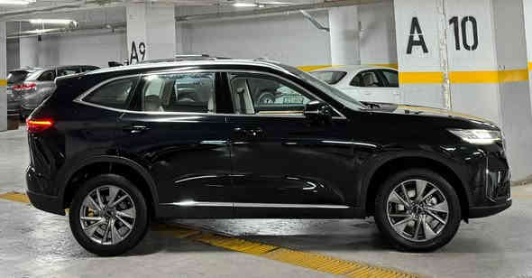 للبيع فقط هافال H6 موديل 2021  فول مواصفات أعلى فئة مكفولة  صيانة شركه نهج العراق 
ماشية : 88 الف كيلو  قابلة للزيادة
⚙️ المواصفات الميكانيكية
 • المحرك: 2.0 لتر تيربو، حوالي 201 حصان
 • ناقل الحركة: أوتوماتيكي مزدوج القابض (DCT) بـ7 سرعات.
 شاشة لمس بقياس 12.3 بوصة.
 • الاتصال: دعم Apple CarPlay وAndroid Auto.
 • الشحن اللاسلكي متوفر لشحن الهواتف الذكية.
 نظام صوتي مميز مع 8 سماعات.
 نظام تكييف هواء أوتوماتيكي مزدوج المناطق.
مقاعد أمامية قابلة للتدفئة والتهوية مع تحكم كهربائي.
فتحة سقف بانورامية
 • الفرملة التلقائية في حالات الطوارئ (AEB)
 • مساعد الحفاظ على المسار
 • مراقبة النقطة العمياء لتنبه السائق 
 • كاميرا رؤية محيطية بزاوية 360 درجة
 • مثبت السرعة 
 • نظام التعرف على إشارات المرور
 • 7 وسائد هوائية لتوفير حماية شاملة.
أي صبغ او ضربة ما بيها الا شخط بسيطة
تايرات وباتري جديد واستخدام بانزين محسن وتبديل الدهن كله وكالة فريز التبريد مبدل وكالة . مالك اول وضمان ١٠٠الف او ٥ سنين
السعر 168$ ورقه مجال بصيط مكاني بغداد العامريه
***********. للاتصال بغداد
