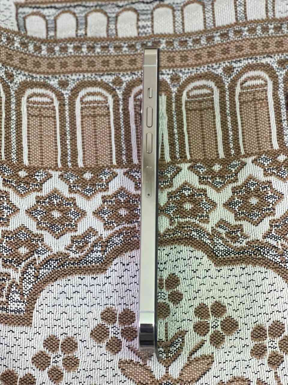 ١٣ برو ماكس بدل شاشه الاصيله مال تفصيخ وبدل بطاريه 
والكماره ثلاثه وكفه الذكرا ٢٥٦ البطاريه ١٠٠ السعر ٥٠٠ وبيه مجال حك الجي. المكان بغداد مدينه الصدر ***********
