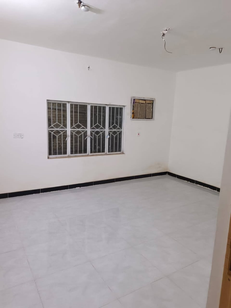 دار سكن البيع كوت حي الحكيم شارع افران الهادي ثاني فرع قرب شارع العام مساحه 200متر بناه طابوك سقف صب جاهز السكن غرفه وصاله ومطبخ وستقبال صحيات داخليه خارجيه مرقم من قسم البلديه حديقه بضهر البيت  سعر 60وبي مجال ستفسار ***********

