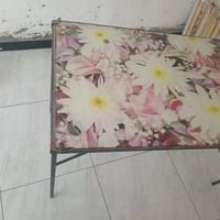عندي هذه الميز للبيع مع ٤ كراسي خشب للبيع ٠٧٧١٠٩٧٦٥٩٢