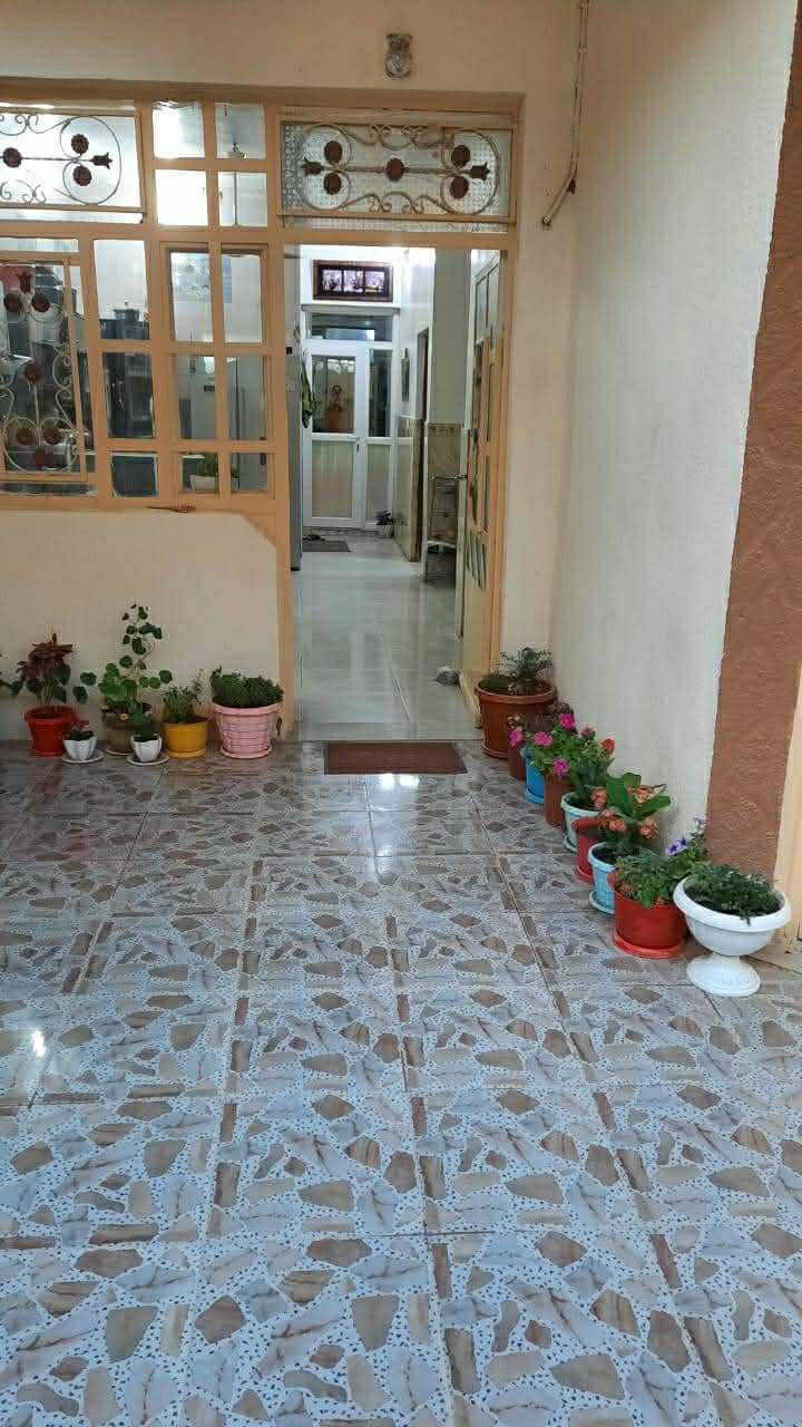 بيت 100 م طابقين طابو زراعي بآسمي سند 25 حي المصطفى نهاية شارع الكليه شارع تبليط ومجاري جوفيه وخطين أبي ماء ومحولة كهرباء خاصه للشارع يحتوي على ثلاث غرف نوم وصاله عدد 2 ومطبخ حار وبارد واستقبال وكراج وثلاثة مجموعه صحيه ،، البيت اخو الجديد او مراوس هم عادي
للآستفسار ***********
