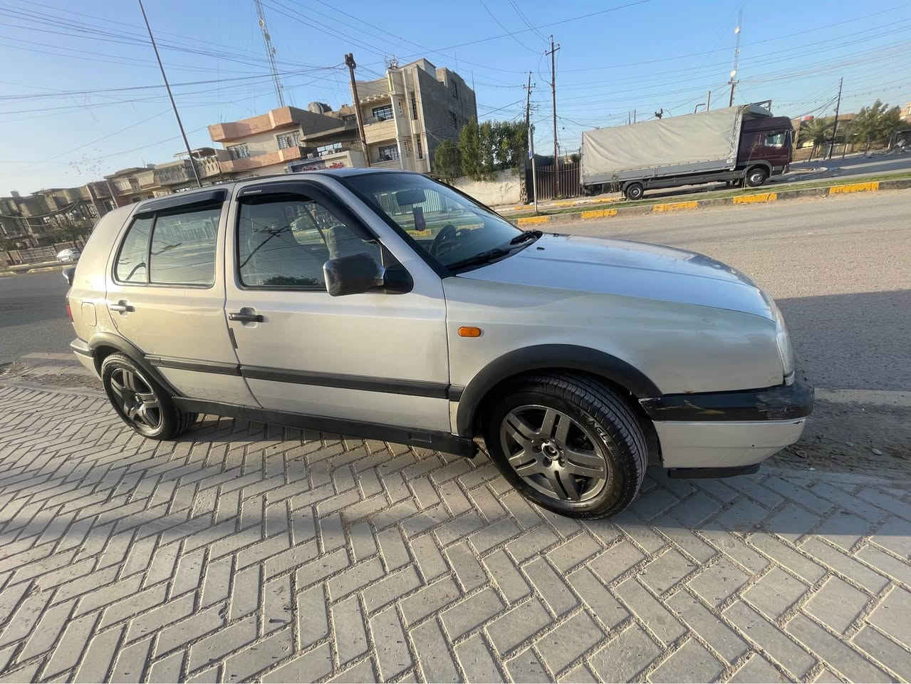 للبيع موديل 1993 
محرك 1800 دوش كير عادي 5 نمر
تبريد شغال دواخل نظيفة
تايرات نظيفة 
جام امامي كهرباء و خلفي يدوي
4 ويل كب 4 دسك
سيارة نظيفة
بيها لاستيك ولف فقط و بعض الملاحظات البسيطة
السعر 44 وبيها مجال قليل
العنوان بغداد / الغزالية 
*********** بغداد, العراق
