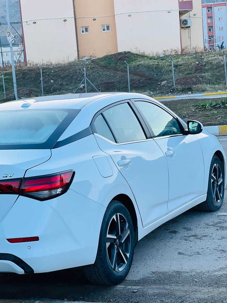 سيّنترا SV 2024
مواسه فات SV
شاشه كه وره و كاميّره 
به سمه و - شه خال
رادارى بيّش و دوا
رادارى لاكان
ئوتو ستوب بيّشهوه و دواوه
سه يارەکە تەنها  یەک پارچەی بۆیاغە و دو پارچەی کلێرە به شەرت  پێش و دوای کەپسە ژماره كاتى نەشكاوه و دوو مانكَى لەگەلە گێر ومه كينه و كاره باياتي به شەرت لوكه ٤ تایەی لۆک  ٢٧ مایل رۆشتوە 
هيج كيشه يه كى تيدا نييه و ديناريك مه سره فى تيا نييه نرخى ١٣٧  و معامه له
بويه يوه ندى:
*********** رانية, السليمانية
