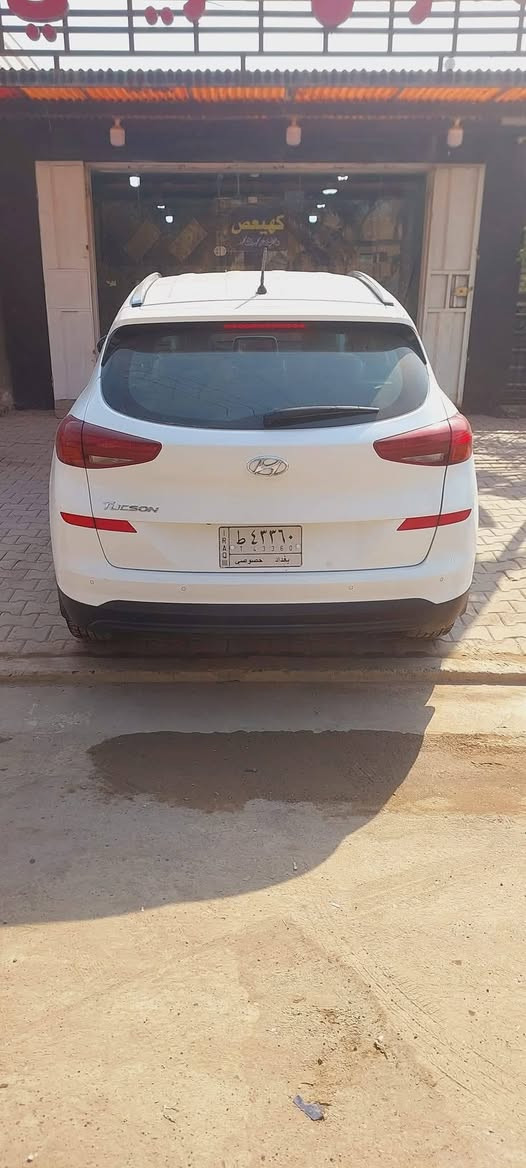 السلام عليكم 

توسان  كوري  اصلي  موديل ٢٠١٩ 

الموصفات  فول عده فتحه.   

السياره من الشركه ع ايدي زيرو طلعتهة 

السياره بيهة قطع صبغ.    اني ابيع مصبوغه عام.  اثر جفيه 

مكفوله. من. الكص. والشواصي والغود  ومكينه وكير وصوليات 
كفاله عامه عده. الصبغ. 
باسمي تحويل مباشر حاليا السياره رقم انكليزي جديد. 

السعر. ١٤٥ $  

للستفسار. *********** 

باسمي تحويل مباشر  العنوان الحسينيه
