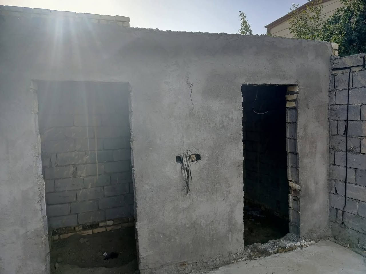بيت زراعي للبيع غرفتين وصاله وصحيات وساحه كبيره المساحه ١٥٠ بدايه شارع حجي كشكول بناء جديد نقص سيراميك وتأسيس ماي السعر ٣٢ وبيه مجال الاتصال ***********
