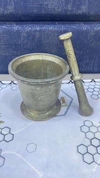 المادة: نحاس ذهبي اللون. الاستخدام: يستخدم لطحن المواد الصلبة مثل الحب...