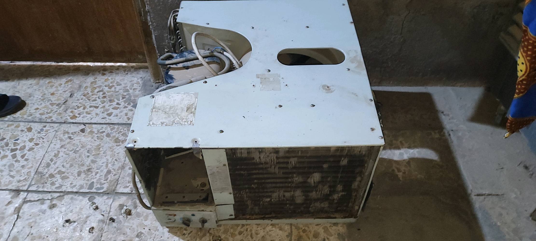 مكيف من ماركة grafft 
شغال بس التبريد مالته ضعيف 