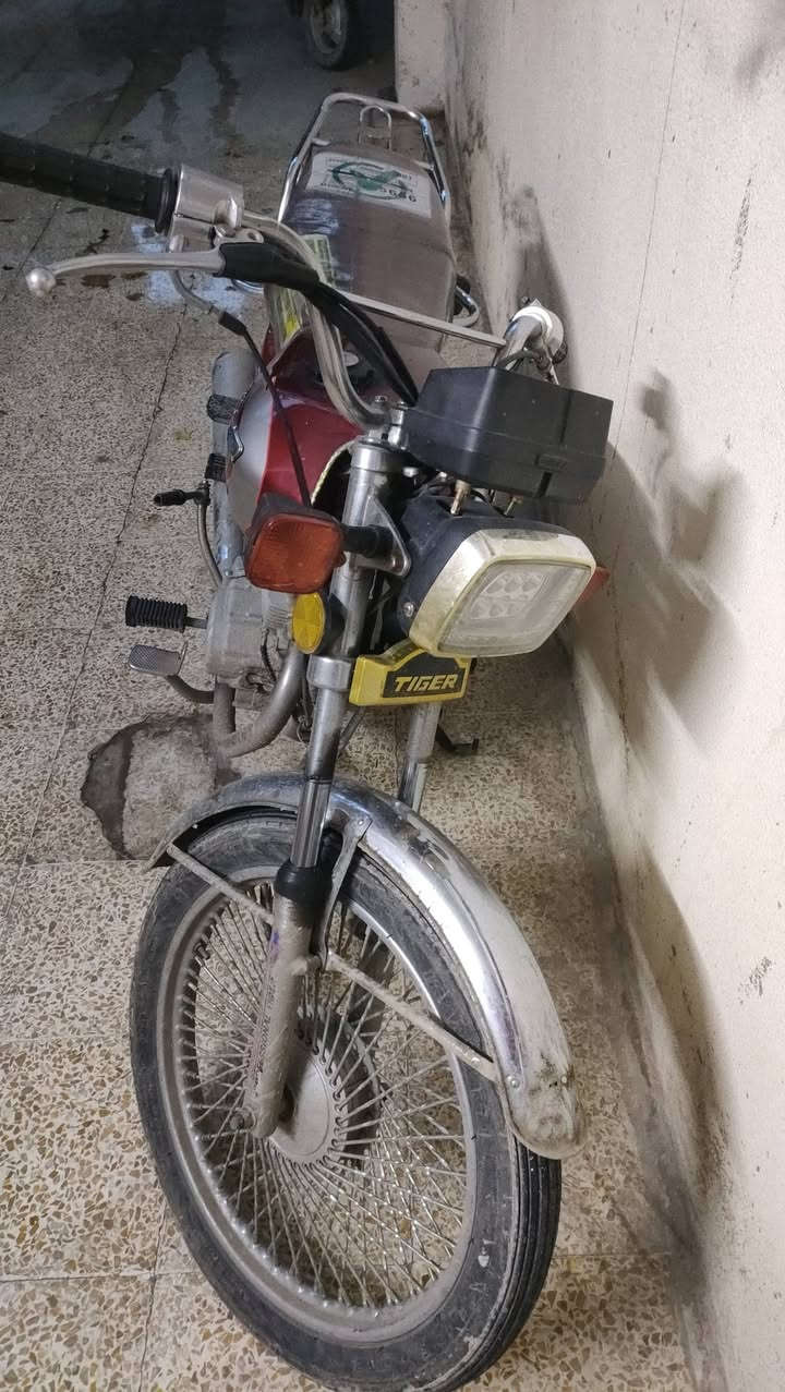 السلام عليكم ماطور تايكر 2020 شرط تحريكه ومعدل الماطور شرط مامفتوح ماطور منفيس بي مابي اي عيب بس بخصه بل تانكي ماتثر شرط الدبلات الكدام والورا شغالات مكاني موصل حي الصحه الرقم ***********
