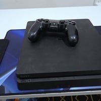 جهاز ps4 سلم نضيف 100%مع جويستك اصليه  جهاز نضيف ما مفتوح مستعمل 4 اشه...