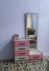 للبيع ميز تواليت بناتي كلش نضيف خشب HDF   المكان حي الجهاد السعر 50 وا...