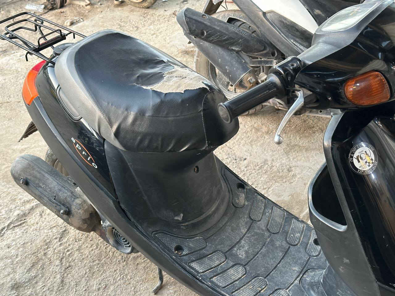 السلام عليكم دراجة بطه موديل 2003 كاملة مكملة اي نقص ما بيهه نكرة اب اي وكت المكان حي العباس عل حولي 
للاستفسار ***********
