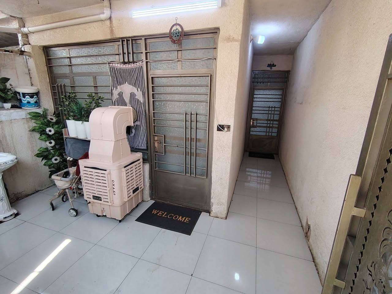 بيت للبيع مساحة 100  5×20
صاير البيت على شارعين 

يتكون البيت من استقبال وحولي ومطبخ وغرفتين نوم 

العنوان منطقة المراسمة بنص سوك بفرع الدكتور عادل مقابيل اسواق حماده
الاستفسار :***********
