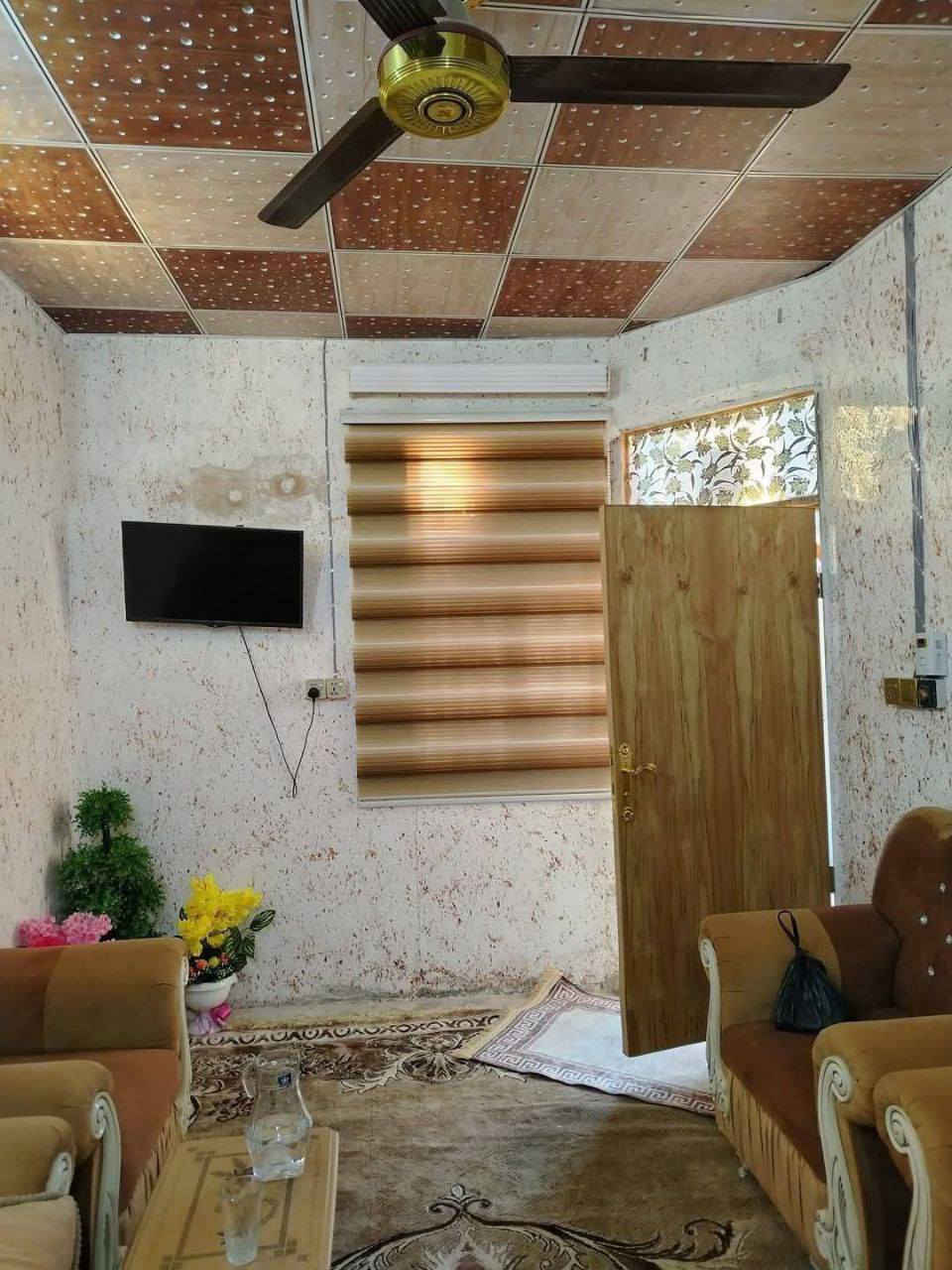 السلام عليكم 
بيت 100 متر للبيع يحتوي على غرفه او صاله او مطبخ واستقبال او صحيات داخليه او خارجيه البيت جاهز من كلشي 
السعر (25 )مليون او بي مجال بسيط
العنوان البراكيه شارع المطار القديم مجاور اسواق الامير 
***********
***********
