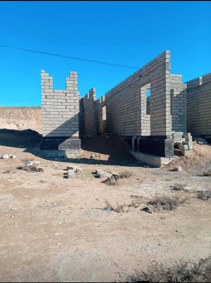 هيكل بيت للبيع
مساحة الأرض: 950 مترا
مساحة البناء: 200 مترا

التفاصيل:
 • 2 غرفة نوم
 • صحيات داخلية وخارجية 
 • هول واسع مع رابعة واسة
 • مطبخ حار + بارد
 • مخازن خارجية
 • أساس حديد قوي (واحد ونص طن)
 • رباط كامل للبيت نص طن حديد
 • 400 بلوك متواجدة داخل البيت +15شيش حديد داخل البيت 
 • ماء واصل
 • كهرباء واصل

الموقع:
خلف مقر أم هنادي – الجميله
يبعد عن التبليط 150 متر فقط

السعر: 27 مليون دينار
💬 قابل للتفاوض

***********
