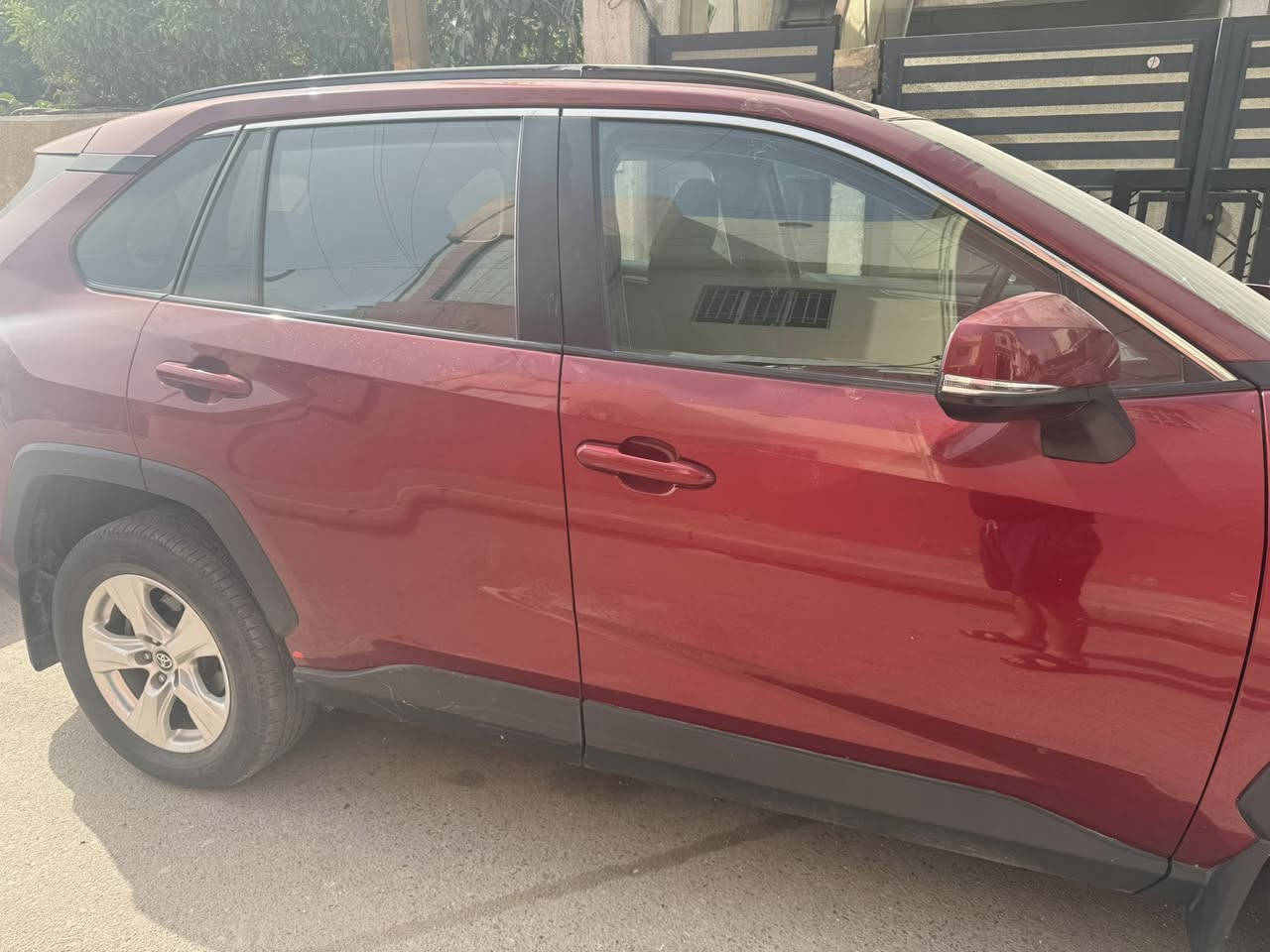 راف فور 2021 xle فول الفول حادث امامي ايرباك استيرن صبغ جاملغ فقط السيارة جاهزة ومناقصهة شي سلايد وصندوك كهرباء و3 رادارات وتدفئة ستيرن وكشنات ونظام توقف ذاتي واطفاء وتشغيل عالبريك وسعرها مناسب مستعجل بالبيع بدون مراوس السعر 195$ ***********
