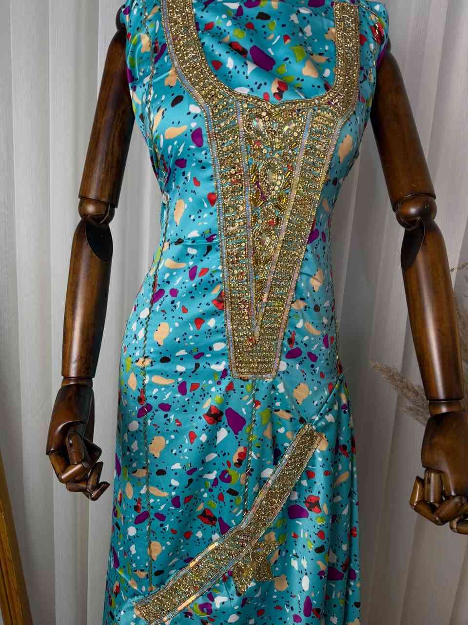 من مسقط الى العراق حصرا 
مخور حرير ايطالي شك يدوي مطرز بالبلك والنمنم كلش ثقيل
طول القطعه ٣ مترات ونص مشغول بالردن ايضا 
باقي القطع داخل الصفحة


**إذا كنت صاحب هذا الإعلان وتريد حذفه لأي سبب، رجاءا أرسل رسالة إلى الدعم الفني**