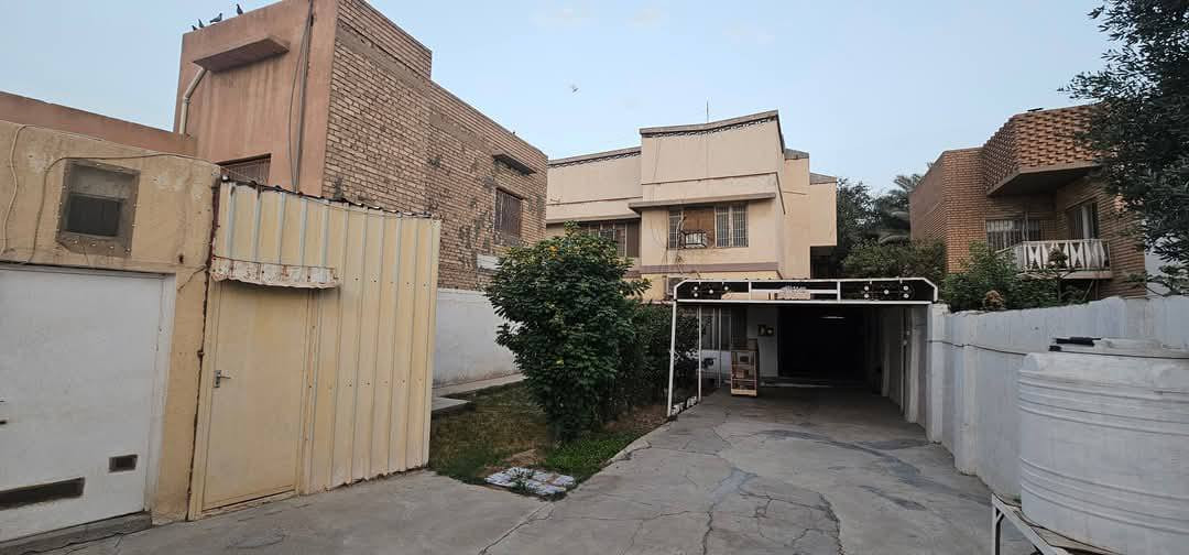 دار للبيع استثماري في حي الخسروية مساحته ٨٥٦ م٢ مقابل ساحة كراج الصادق..الشراي الاتصال على الرقم ***********
