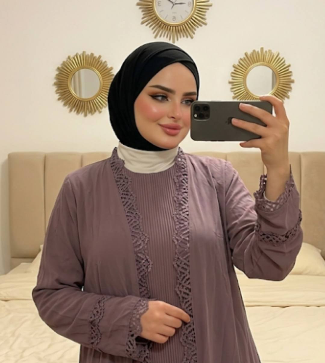 سلام عليكم بنات 
عندي عبايات من شي ان
أسعار مناسبه توصيل عندي 
الاستفسار مرسله وتساب ***********
