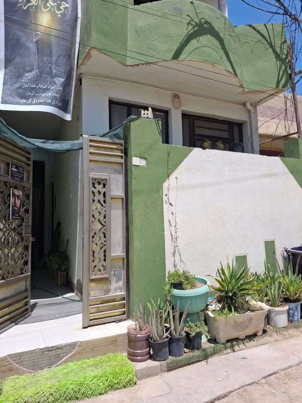 يالله
السلام عليكم
 يعلن مكتب الخبير للعقارات
عن وجود دار طابو زراعي سند 25
مساحته 90متر بناء طابوق مسلح

موقع الدار //حي المصطفئ شارع الجامع
يبعد عن الشارع العام 150م 

يتكون من استقبال مطبخ غرفه صحيات 
الطابق الثاني غرفه كبيره مع صحيات

السعرر 63مليون بي مجال بصيط
للاستفسار الاتصال ***********
