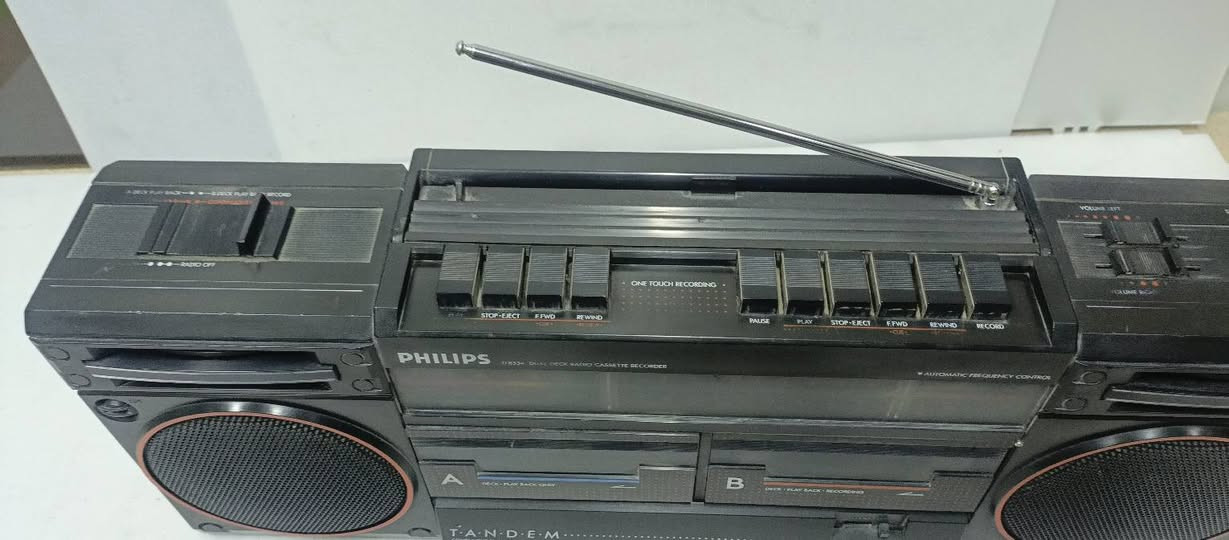 السلام عليكم..
مسجل راديو للبيع 
نوع فيليبس صناعة هولندا اصلي 
دبل كاسيت وراديو أربع موجات 
الجهاز بحاله جيده خارجياً وداخليا ولكن يحتاج إلى صيانه أبيعه على هذا الوضع مثل ما هو موضح بالصور والفيديو 
السعر ٢٥ ألف دينار والتوصيل على المشتري 
للأتصال ***********
