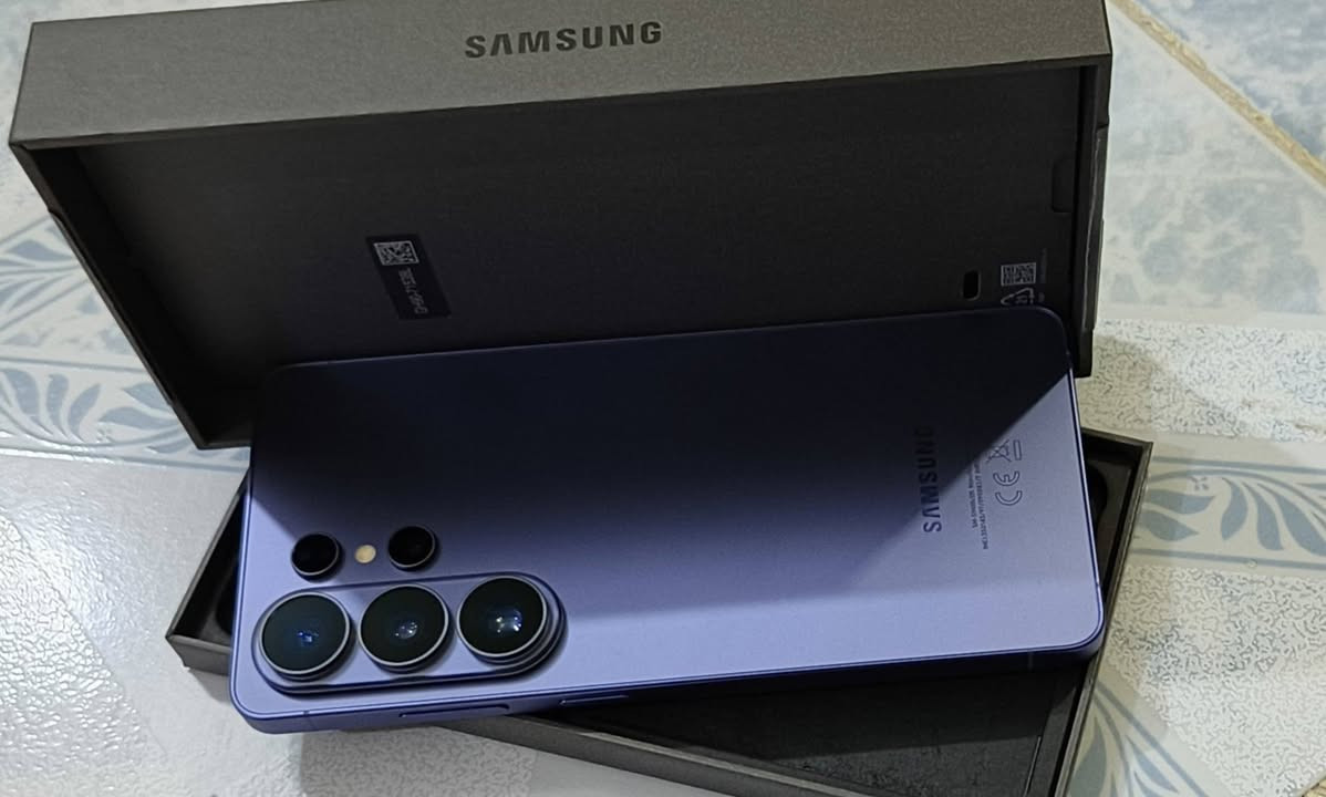 Samsung Galaxy S26 Ultra، الجهاز نظيف جدًا وحالته ممتازة، مفتوح من الكارتون صارله يومين فقط، 
نضافه%100زلغ مابي وكاله (فيتنام) 
اللون: بنفسجي
كامل أغراضه وكرتونه موجودة
السعر: 1,600,000 بي مجال 
مكاني كوت 
خاص موجود
رقمي(***********)

