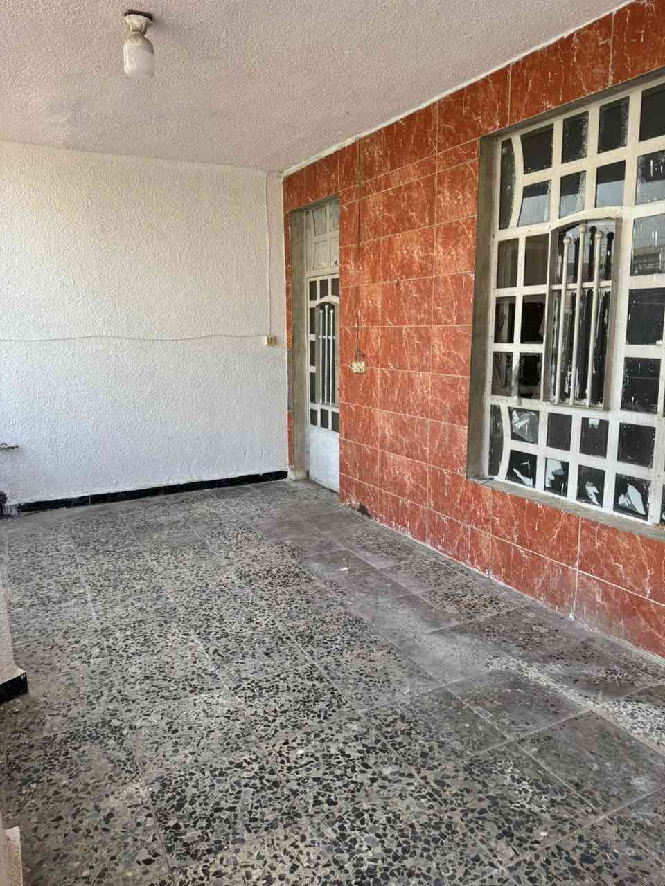 للايجار
شقه ١٥٠ م موقع متميز السيديه خلف هبي هوم و إكليل  الجبل  طابق أول  تحتوي على
باب خارجي خاص بالشقه مع السلم
طارمه كبيره مطله على الشارع
صاله ٥ ونص في اربعه 
مطبخ مفتوح على صالة أخرى 
حمام غربي حديث
غرفة نوم واحده خمسه ونص في اربعه  
بيتونه 
سطحين 
الايجار ٧٠٠ الف شهريا
الاتصال مع صاحب الملك
ه. ***********
