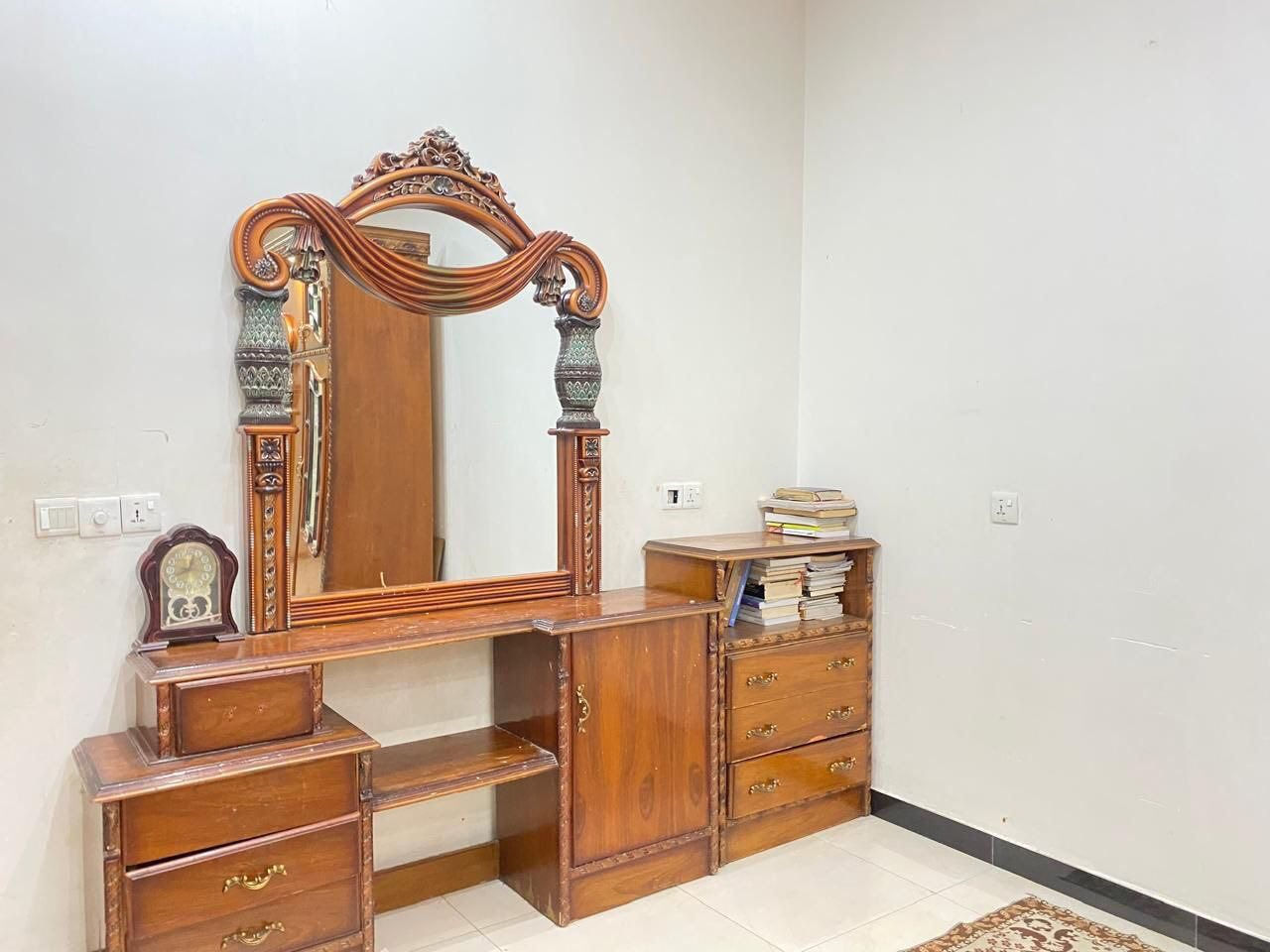 السلام عليكم غرفها عراقيه تفصال كلش نضيفه جديده ما بيها اي نقص سعر 650بيها مجال بغداد بلديات رقم ***********
