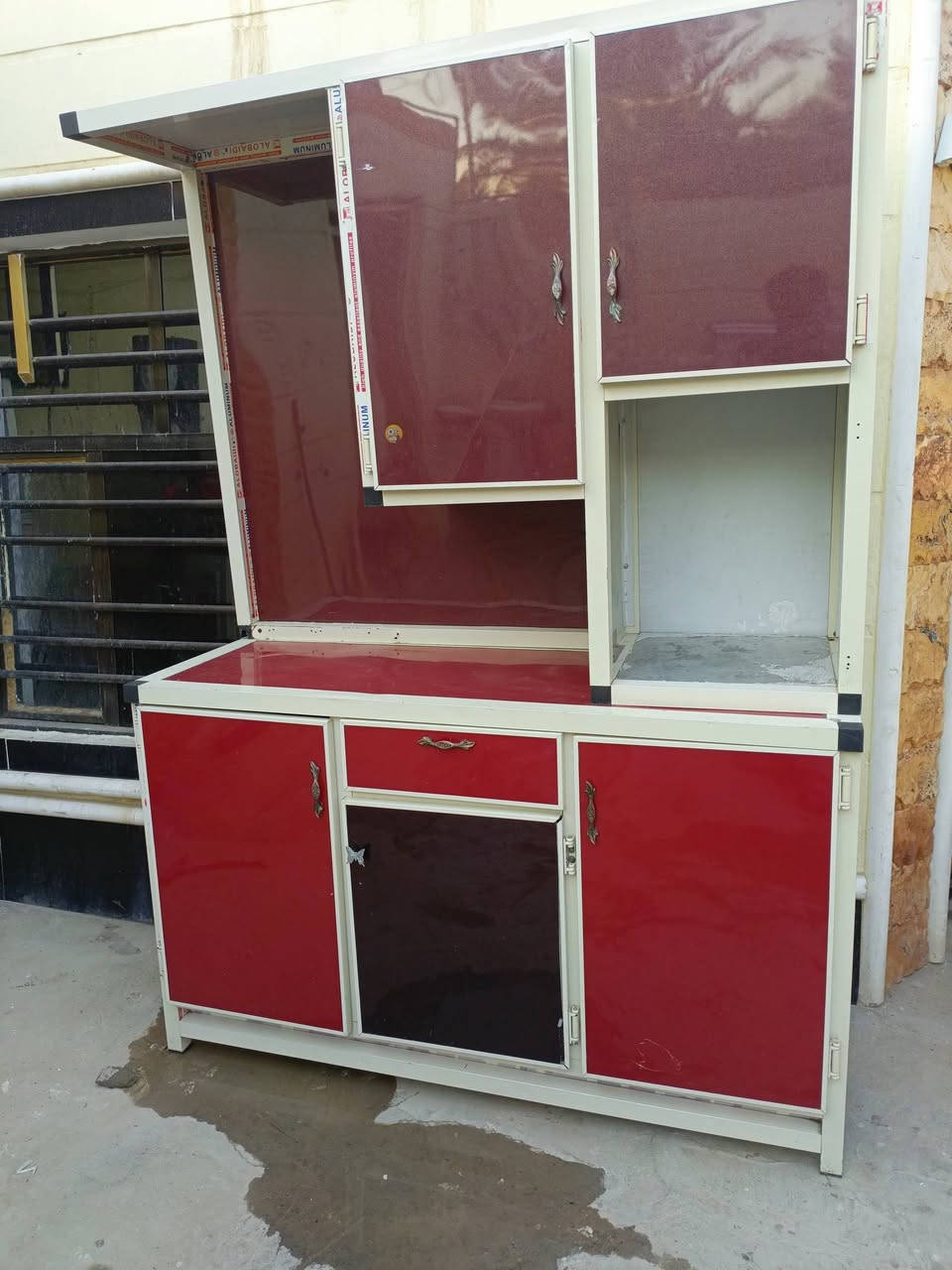 كاونتر الاحمر متر ونص ارتفاع مترين 
سعره 140    سنك نضيف  متر ونص 
سعره 110  مكان بابل لكفل 
كاونتر 3 متر كرانيت 330 
***********
