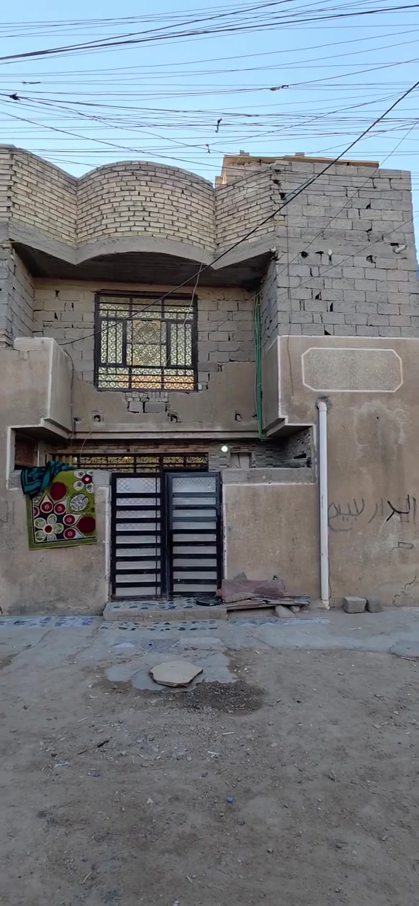بيت للبيع المساحة ١٠٠م طابو زراعي سبع قصور شارع ابو أحمد قرب المدرسة ابن سينا جميع الخدمات متوفره السعر 60 وبي مجال للإستفسار يرجى مراجعة الدلاليه الأمير عنوان دلاليه شارع ابو علي مقابيل المدرسة 🏫 الأهلية ***********
