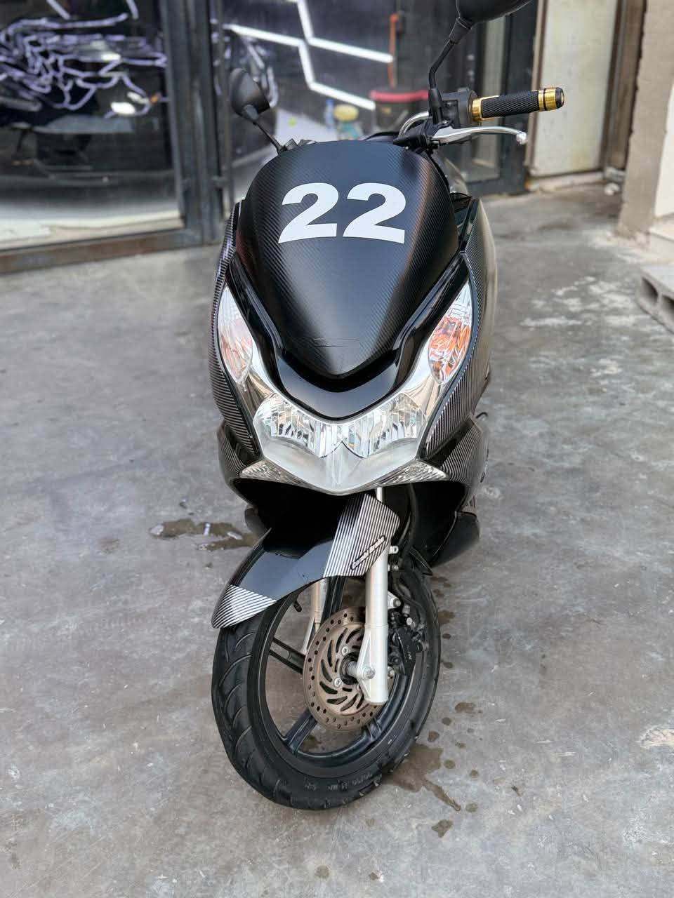 بي سي اكس (PCX) جيل أول ياباني بلاد للبيع 

اللون: أسود (Black).

🚫كفالة عامة من كلشي.

🚫شلعة ومعدل ومكينة ناعمة بشرط.

🚫دراجة ياباني أصلي ومكفولة.

🚫الكفرات بنظافة 90% وعليها بوليش ونانو وتغليف

🚫محرك بشرط النظافة والفحص.

🚫بانزين شرط محسن فقط.دهن أمزويل (Amsoil) الأصلي.

🚫استاند صفح كهربائي شغال.

🚫زوج تايرات جدد توني شادهن.

🚫ما بيها أي نقص، ولا دينار ذب عليها.

🚫صدر ونفخة مكفولة، لا رفة ولا خلل بالستيرن

🚫تبريد ماء وراديتر.

🚫غراضها كلها بلاد وما ملعوب بيها.مال جناي، 

🚫مال بيت ومو مال تعب 

شراي تعال وافحص وين ما يعجبك وعند أي فيتر.

للتواصل:الرقم: *********** (اتصال أو واتساب)
العنوان: الكوت
