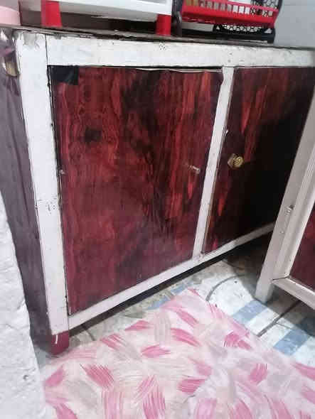 ميز خشب للبيع سعره ٣٠ وبي مجال للتوصل ***********
